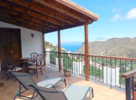 Casa La Sabina Roja 1 - Casa con impresionantes vistas sobre Hermigua y el mar, sumarhús í Hermigua