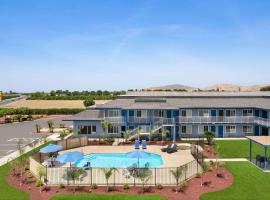 Super 8 by Wyndham Lindsay Olive Tree