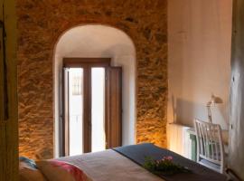 Alojamientos Biarritz La Piedra, Hotel in Fuenteheridos