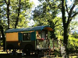 "la brindille" Roulotte Tzigane de charme, hotel 3 bintang di Saint-Paul-en-Forêt