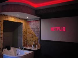 Aparta suite la nuit, hotel with hot tubs in Calafell