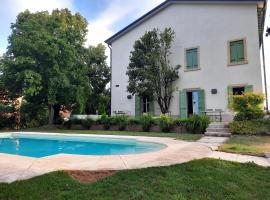 Montresora, villa con piscina privata tra il Lago di Garda e Verona, hotel with pools in Sona