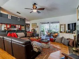 Spiritual Oasis! The perfect location for those who have a flair for the healing arts and an eclectic, creative style and sensibility. 