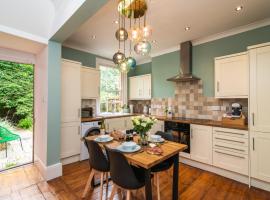 Railway Cottage with garden & parking in heart city, hotel i Derby