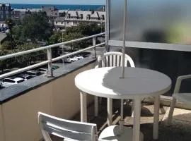 Studio calme avec terrasse vue mer