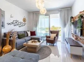 Lemon Tree 1-BR Apt with Terrace & Pool in Livadia