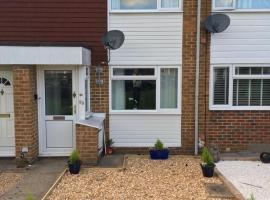 KB99 Comfy 2 Bedroom House in Horsham, pets very welcome with easy links to London and Gatwick: Roffey şehrinde bir ucuz otel