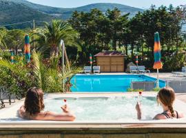 Casa Dei Prati Camping Village – hotel w mieście Lacona