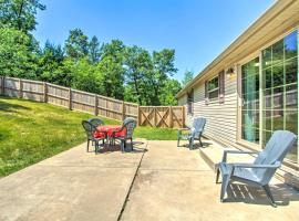 Sunny Wisconsin Dells Apartment with Deck and Fire Pit, budget hotel in Wisconsin Dells