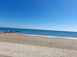 JOLI T2 RDC, BORD DE MER , PISCINE , Aresquiers FRONTIGNAN PLAGE 34, hôtel à Frontignan