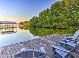 Luxurious Waterfront Home on Pickwick Lake!, hotel med parkering i Counce