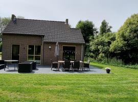 Recreatiewoning Maas en Waal 72, hótel í Ewijk