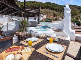 Town house with roof terrace and plunge pool, cabaña en Alcaucín