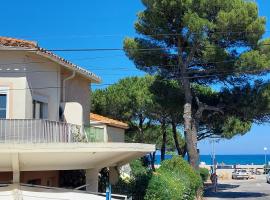 Plage des Pins, super studio front de mer, hotel con estacionamiento en Plage dʼArgelès