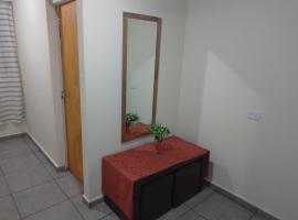 Habitación amplia con baño privado - sin aire acondicionado con ventiladores - Serena Alojamientos, Ferienunterkunft in Villa Constitución