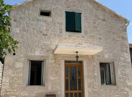 Heritage Island Escape - 2 bedroom Villa Bola with Private Pool & Free parking, βίλα σε Donji Humac