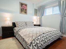 Adorable 1-bedroom suit with independent entrance, sumarhús í New Westminster