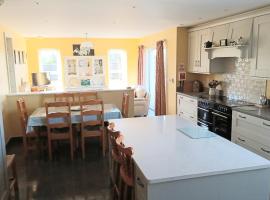 Causeway Coast Ground Floor Apartment Sleeps 5, hotel with parking in Armoy
