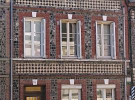 Tout un 2eme étage à 300 mètres de la mer, chez l'habitant !, hotel in Fécamp