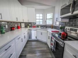 Beautiful home w/ Red door, Close to strip/Stadium