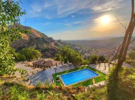 Cazorla Para&iacute;so Resort, hotel com piscina em Cazorla