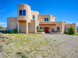 Southwest Stunner, hotel with parking in Ranchos de Taos