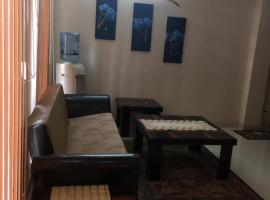 1 bed furnished apartment with all amenities just like your second home, apartamento em Rāmkot