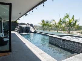 New Modern Luxury Estate - Pool, Slide, Grotto, hôtel à San Diego