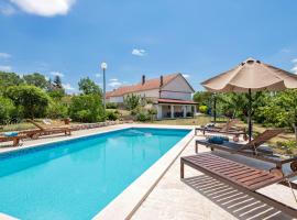 Amazing Home In Vinjani Gornji With Outdoor Swimming Pool, casa per le vacanze a Aračići