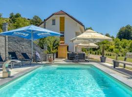 Pool & Whirlpool Art Villas - Happy Rentals: Trebnje şehrinde bir kulübe