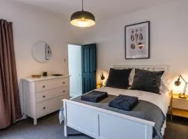 Newly refurbished Modern Stylish 2 Bedroom Cottage