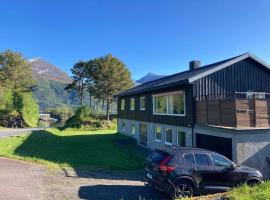 Apartment Halsanaustan II, holiday rental in Korsnes