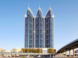 Novotel Dubai Al Barsha, hotelli Dubaissa lähellä maamerkkiä Burj al-arab -pilvenpiirtäjä