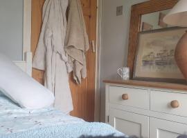 Comfy Cosy Room Tv fridge microwave, Privatzimmer in Upton