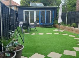 Stunning 1-Bed Cabin in Bromley with hot tub, hotel in Bromley