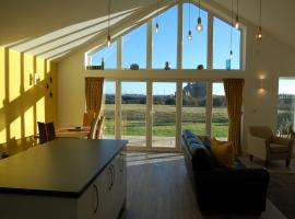 홀리헤드에 위치한 호텔 Beautiful, Modern Villa 5 mins walk from the Stunning Bay at Trearddur