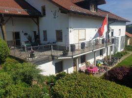 Ferienwohnung Haus Veronika, hotel con estacionamiento en Wegscheid