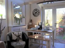 Beautiful Barn Conversion, 3 Bed, hot tub, sauna, gym, enclosed garden, cottage di Ryde