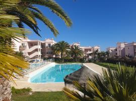 Top-floor 2 BR holiday home with sea view and pool, hotel in Luz