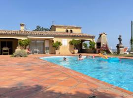 Villa Lazuel, piscine privative chauffée, vue panoramique et jardin clos, hôtel acceptant les animaux domestiques à Aubenas