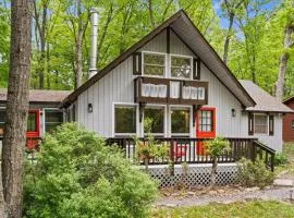 The Gingerbread House: 4 BR chalet, w/ Sunroom/Deck, sleeps 12, modern amenities