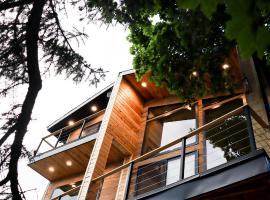 Luxury Alpine Treehouse, cottage sa Holladay