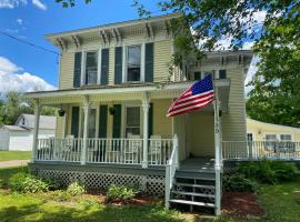 The Kelly House - 4 BR Historic Lodge - Downtown, hotel i nærheden af Holiday Valley, Ellicottville