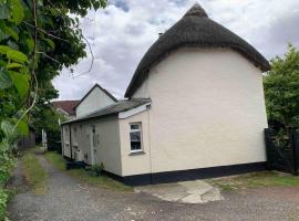 Viesnīca Forsythia cottage with surf and cycle hire pilsētā Wrafton