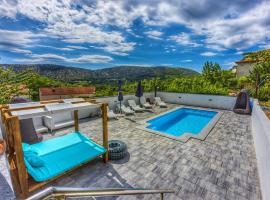 AS Apartments with swimming pool and a large yard, hotel en Bribir