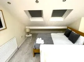 Coventry Large Sleeps 5 Person 4 Bedroom 4 Bath House Suitable for BHX NEC Solihull Rugby Warwick Contractors Ricoh Arena NHS Short & Long Business Stays Free Parking for 2 Vehicles, Close to City Centre High Speed Wifi