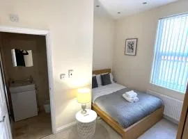 Coventry Large 4 Bedroom 4 Bath House Sleeps 4 Person Suitable for BHX NEC Solihull Rugby Warwick Contractors Ricoh Arena NHS Short & Long Business Stays Free Parking for 2 Vehicles, Close to City Centre High Speed Wifi