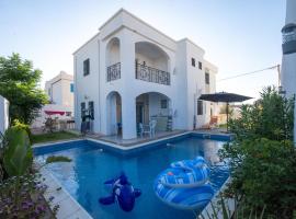 Villa meublée avec piscine et abri de voiture, hotel in Erriadh