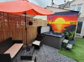 Near beach, Modern and Spacious 4 Bedroom House, Hot Tub, Wifi, Netflix, Parking