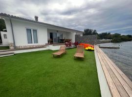 Villa Olga - Uniqe house with private beach, hotel en Ankaran